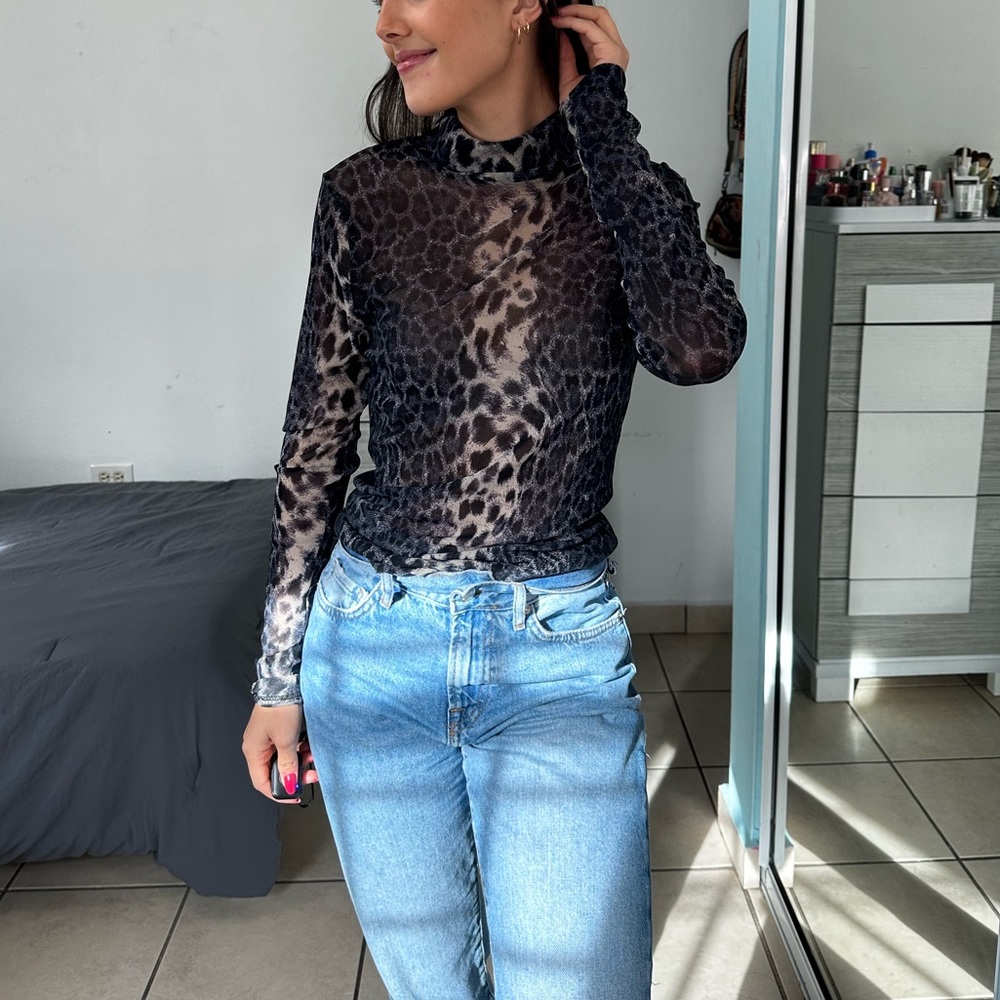 Karen Kane Animal print mesh shirt